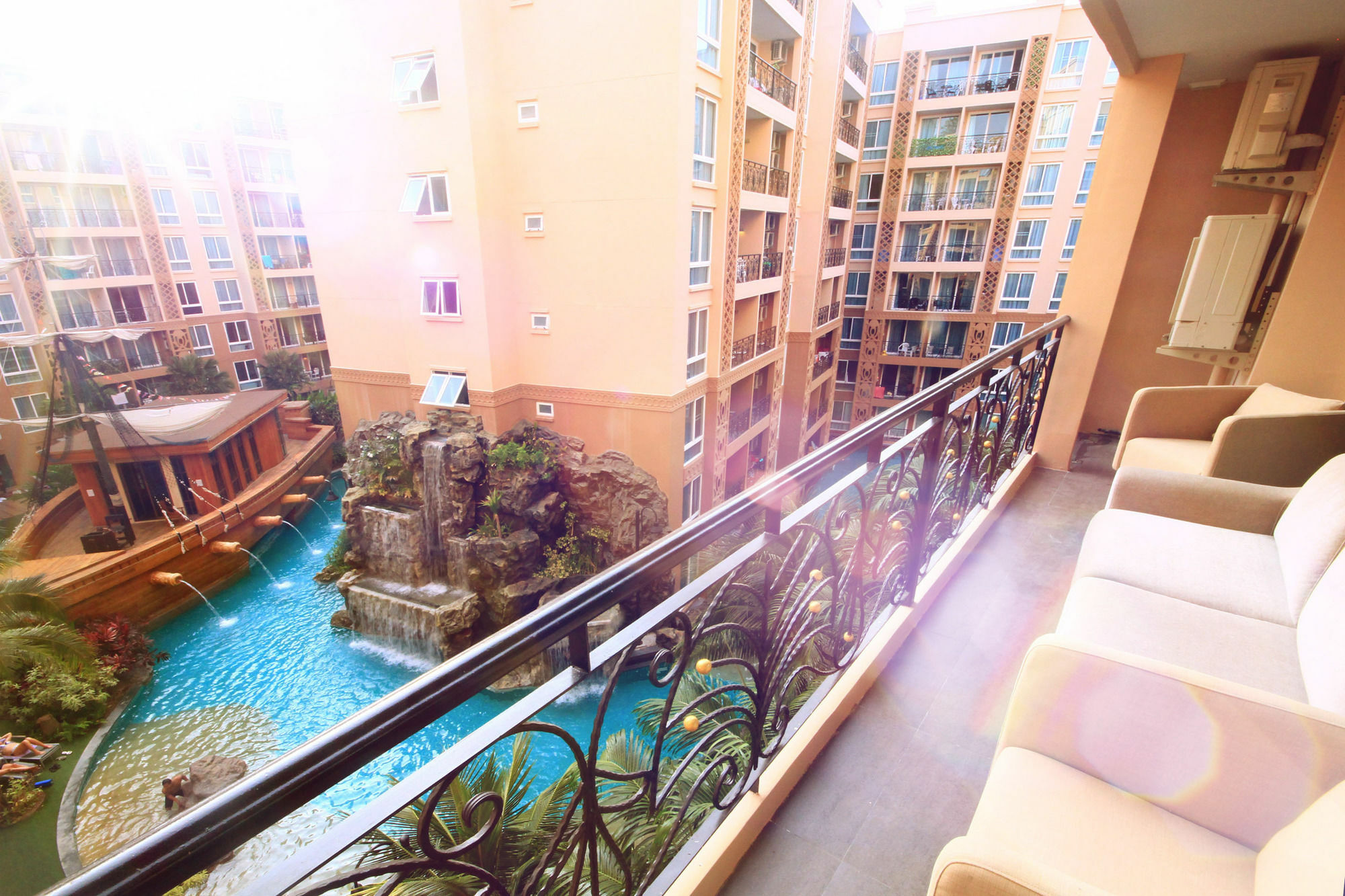 Atlantis Condo & Water Park Pattaya By The Sea Bagian luar foto
